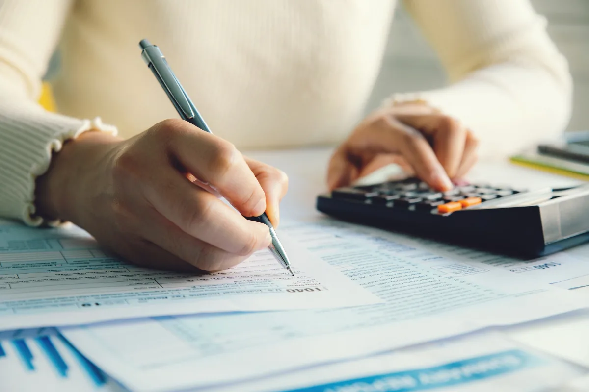 A calcular os impostos e custos de compra de um imóvel com calculadora e papelada